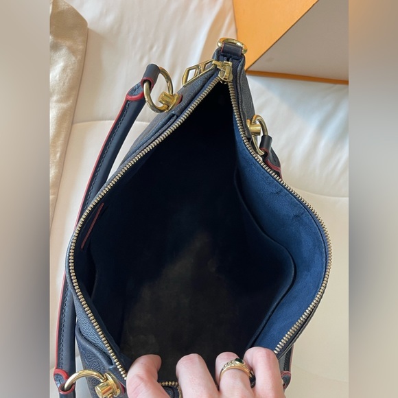 Like new Louis Vuitton Tote Bag V MM Marine Rouge emrpiente - Picture 13 of 16